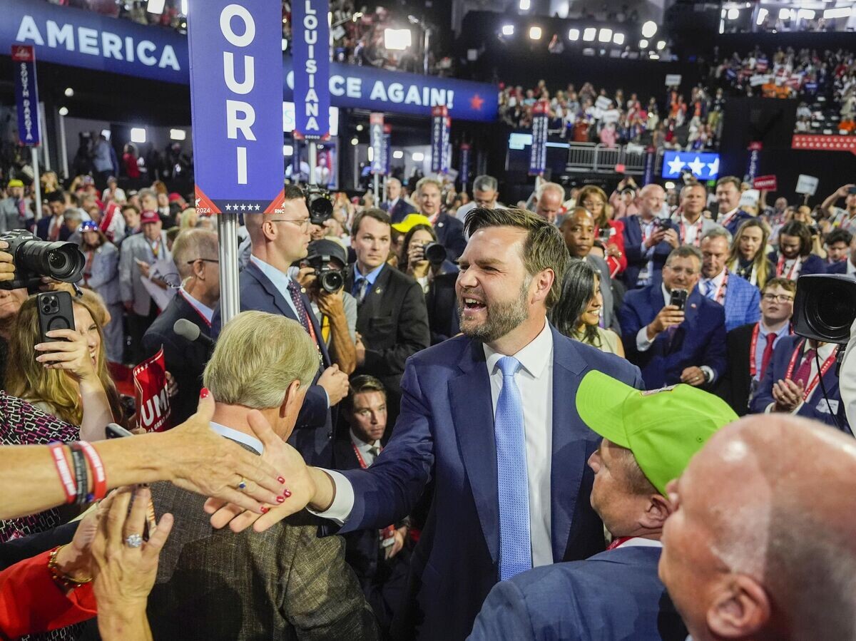    Кандидат в вице-президенты от Республиканской партии сенатор Джей Ди Вэнс во время Национального съезда Республиканской партии в Милуоки© AP Photo / Paul Sancya