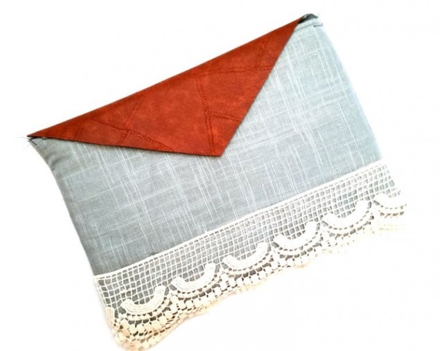    Чехол для ноутбука из кожи и кружева   
Источник: «Moms & Crafters»