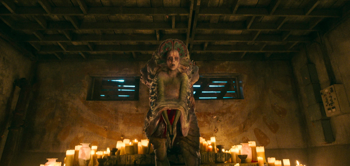 Лела, служанка похоронного бюро, пытается раскрыть правду о загадочной смерти своей матери, преследуемая духами и обремененная грузом нерассказанных секретов.