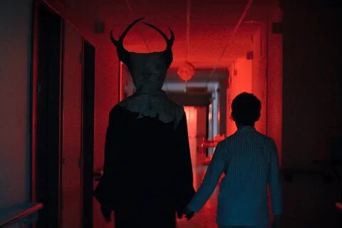 Сюжет разворачивается в небольшом французском городке Вогезы, где начинают таинственно исчезать дети, а местные жители обвиняют в этом Пожирателя душ — демона из легенды, которым пугали их с детства. 
Детективы Элизабет Гардиано и Франк де Ролан не верят в сверхъестественное и убеждены, что все имеет логическое объяснение. Но по мере расследования их убеждения начинают подрываться, и вмешательство потусторонних сил становится все более очевидным.