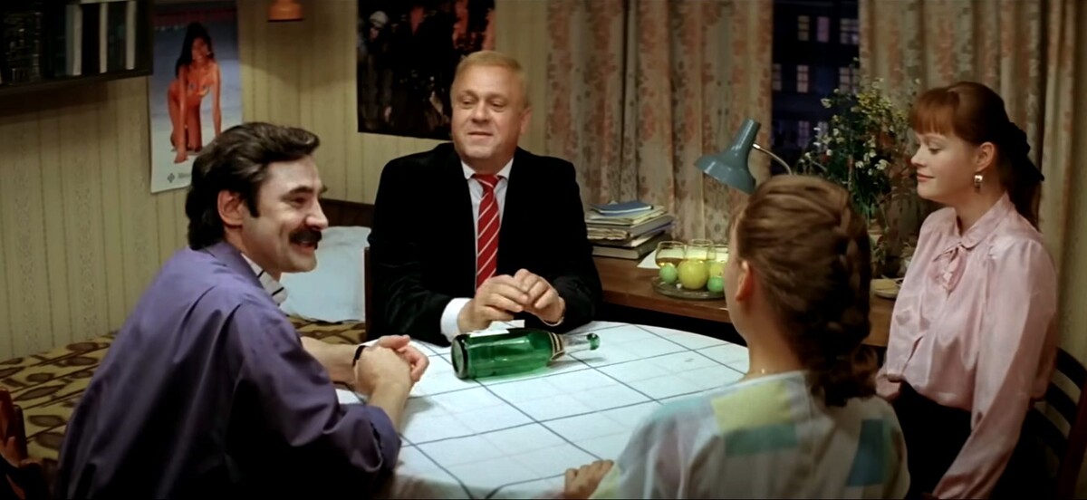 Один из последних более-менее нормальных советских фильмом «Где находится Нофелет» 1987 года, ещё не ушедший в перестроечную чернуху и пошлость.