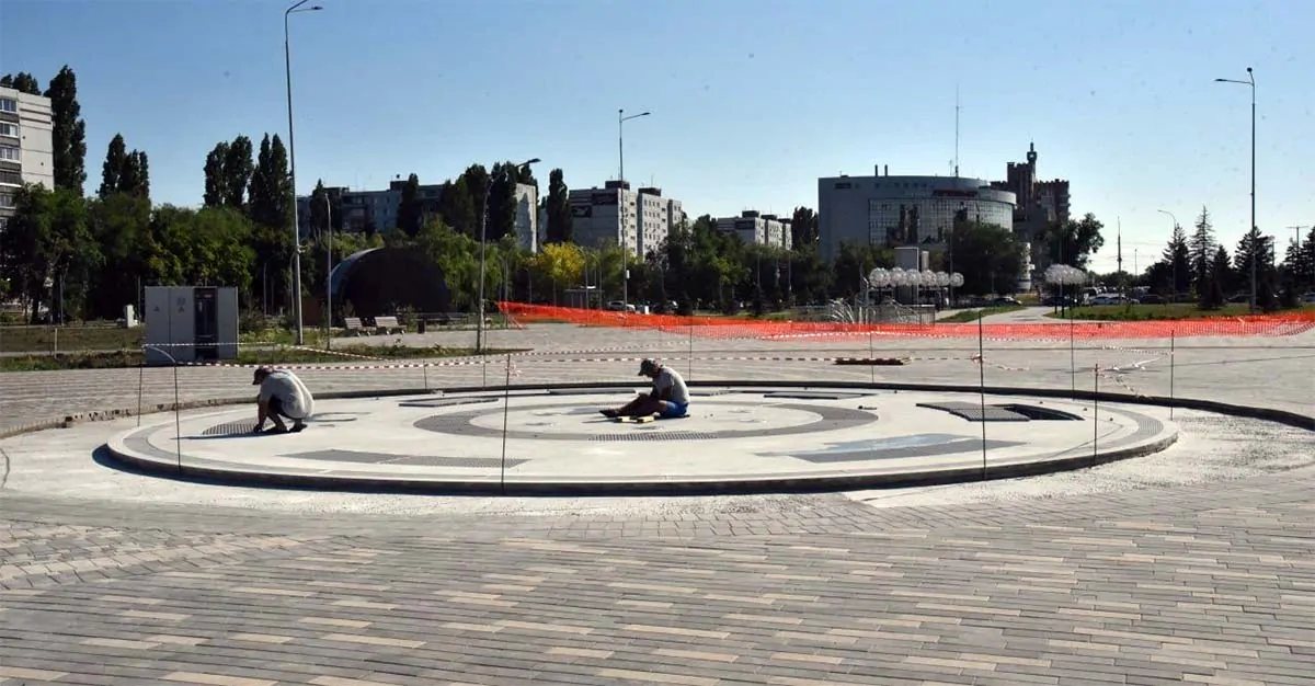 Строительство плоскостного светодинамического фонтана в парке «Центральный» Балаково вышло на завершающую стадию. Об этом сообщил глава района Сергей Барулин на своей странице в «ВКонтакте».