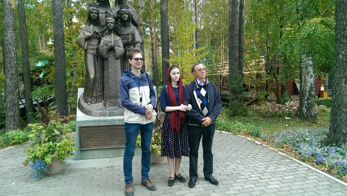 Николай Бурляев с детьми в монастыре "Ганина яма"