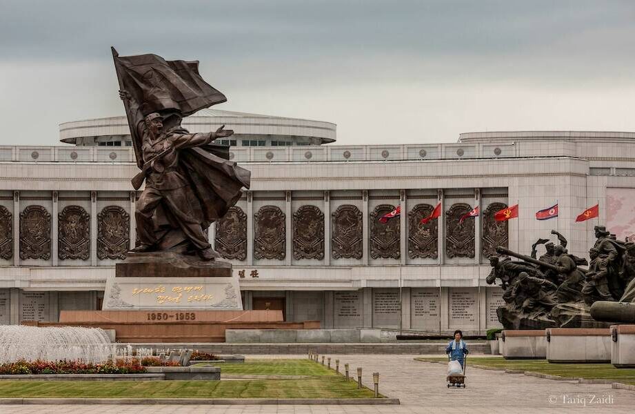 Северная Корея ― одна из самых изолированных стран мира, и посмотреть, как живут обычные люди, практически невозможно.