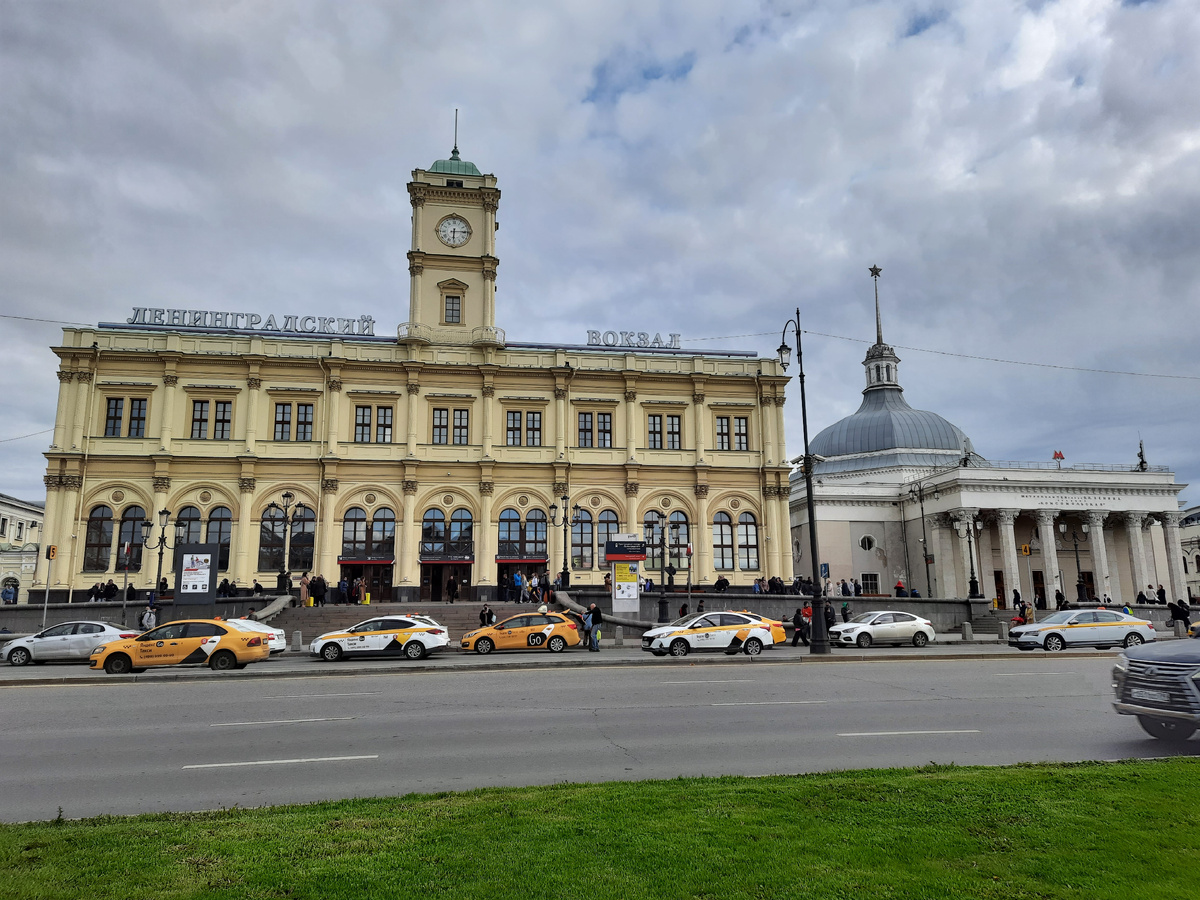 РЖД подтвердили, что 11 августа закроется на реконструкцию Ленинградский вокзал в Москве. Мы выяснили, зачем ремонтировать вокзал, который недавно перестраивали.