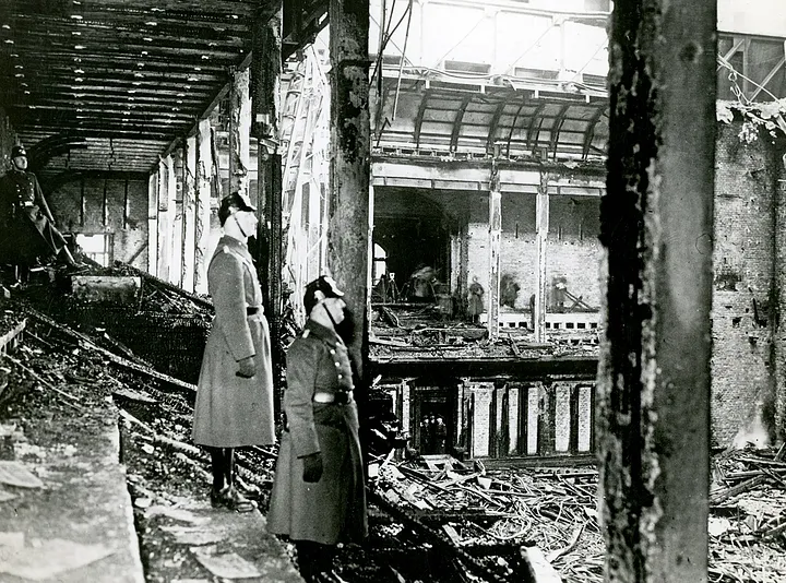 Пожарные осматривают ущерб, нанесённый интерьерам немецкого Рейхстага после печально известного пожара 27 февраля 1933 года. 