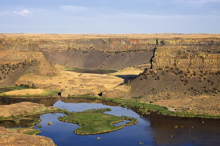 Ниагарский водопад знаменит своим размером и количеством воды, ежедневно переливающейся через него. Это одно из самых посещаемых мест в Северной Америке, и не зря.-2