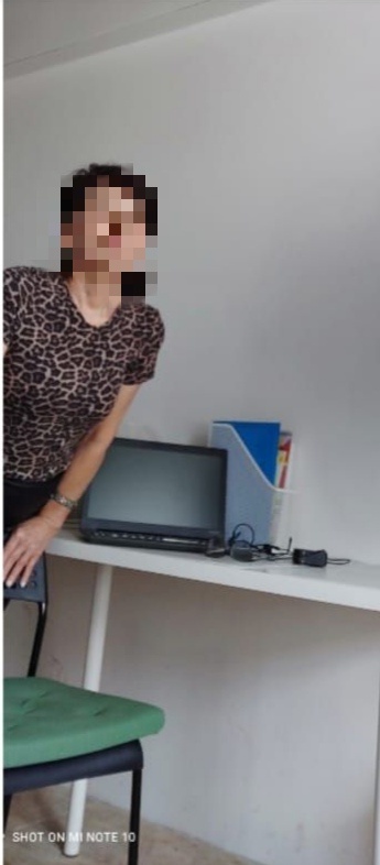 Ну вот можно размещать такое фото? Нельзя было нормальный портрет сделать, а не выглядывать сбоку из кадра?