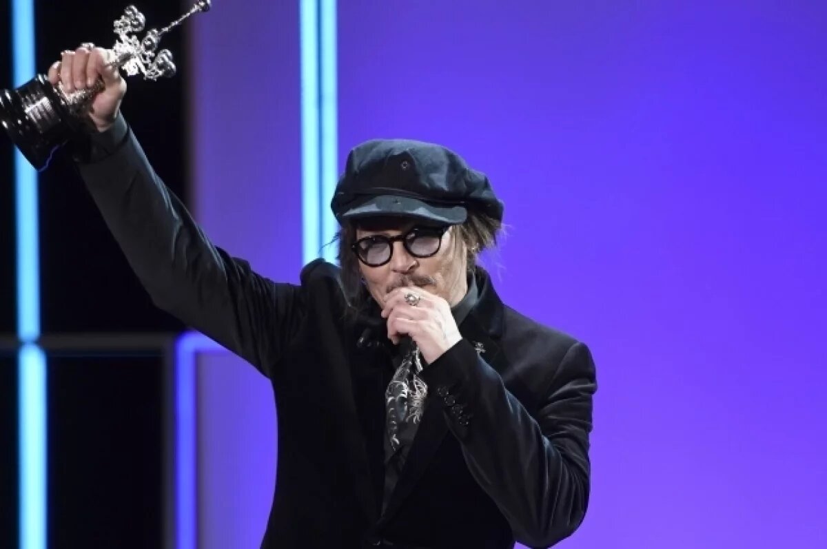    Новая возлюбленная Джонни Деппа из России попросила друзей молчать