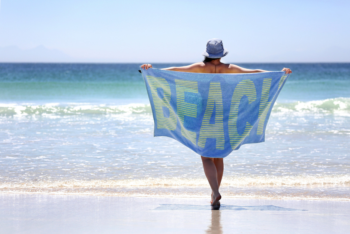 На пляжах Сочи начали штрафовать нудистов, сообщает Муниципальный центр управления Сочи в своём телеграм-канале. На побережье Сочи стало больше пляжей со знаком экологической чистоты «Синий флаг».