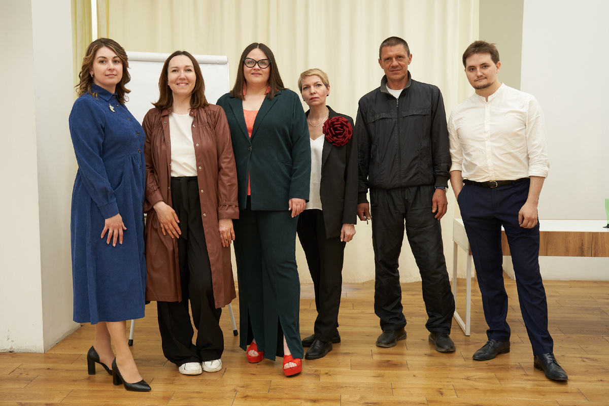 Вот и мы, слева направо: Оксана Мрякина - социальный работник, Гульшат Машонская- фандрайзер, Елена Целищева - наш руководитель, Марина Бабицкая - администратор Душевной прачечной, Владимир - водитель, Максим Сыромятов - PR-менеджер.  