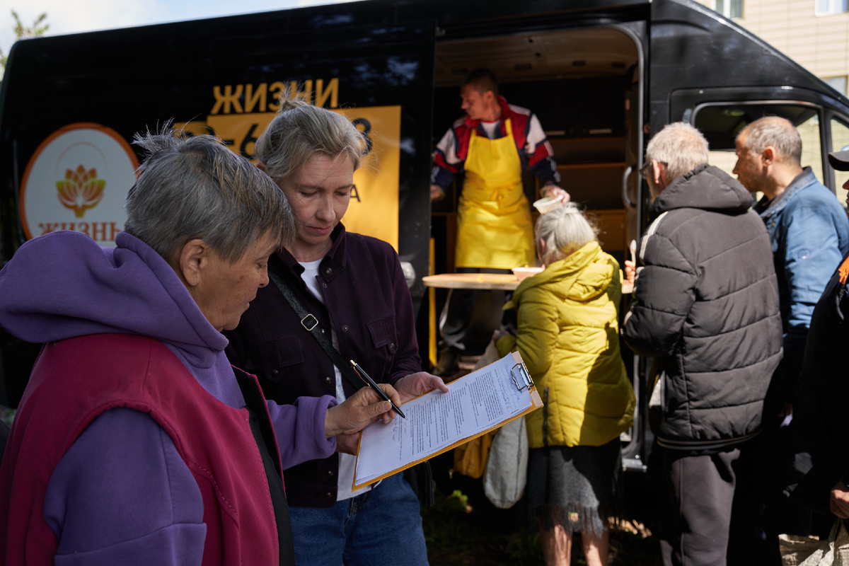 Ещё один наш социальный работник - Юлия Комочкина! (На фоне Автобуса жизни)
