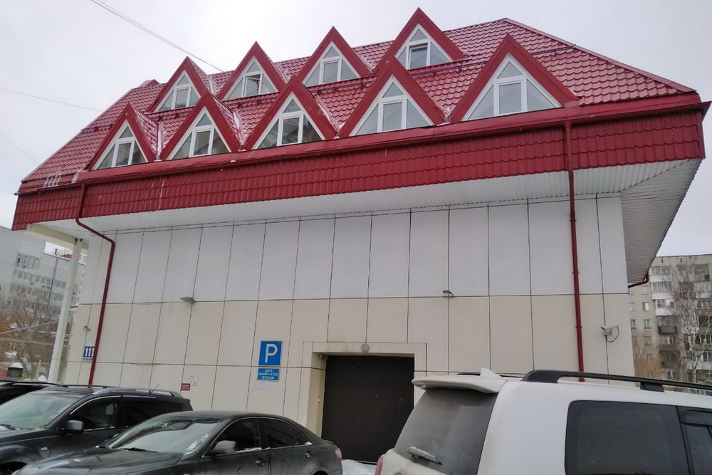 На продажу выставили одно из самых необычных зданий центральной части Новосибирска. Это небольшой отель с красной «колючей» крышей. Объявление появилось на платформах о продаже недвижимости.