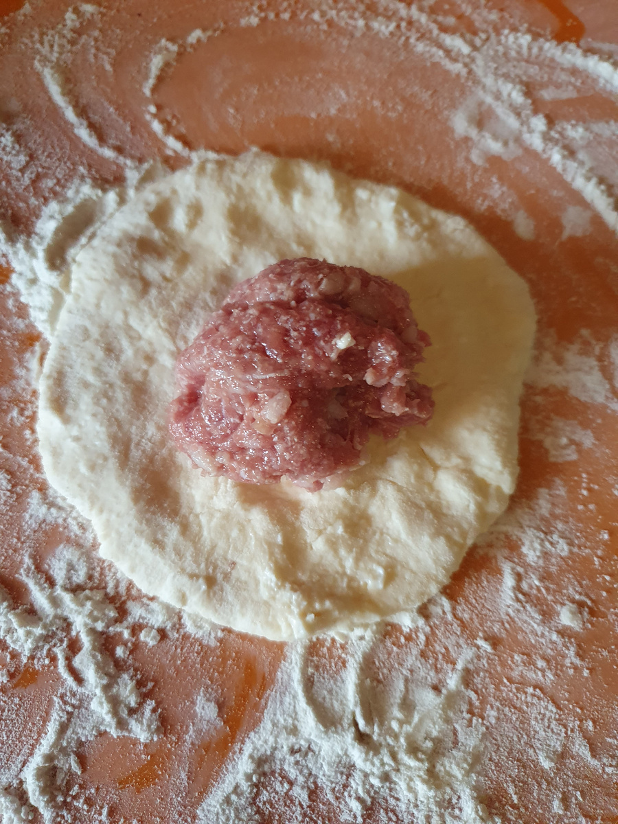 В этот раз я использовала остатки фарша после фарширования перцев (говядина, лук, рис)