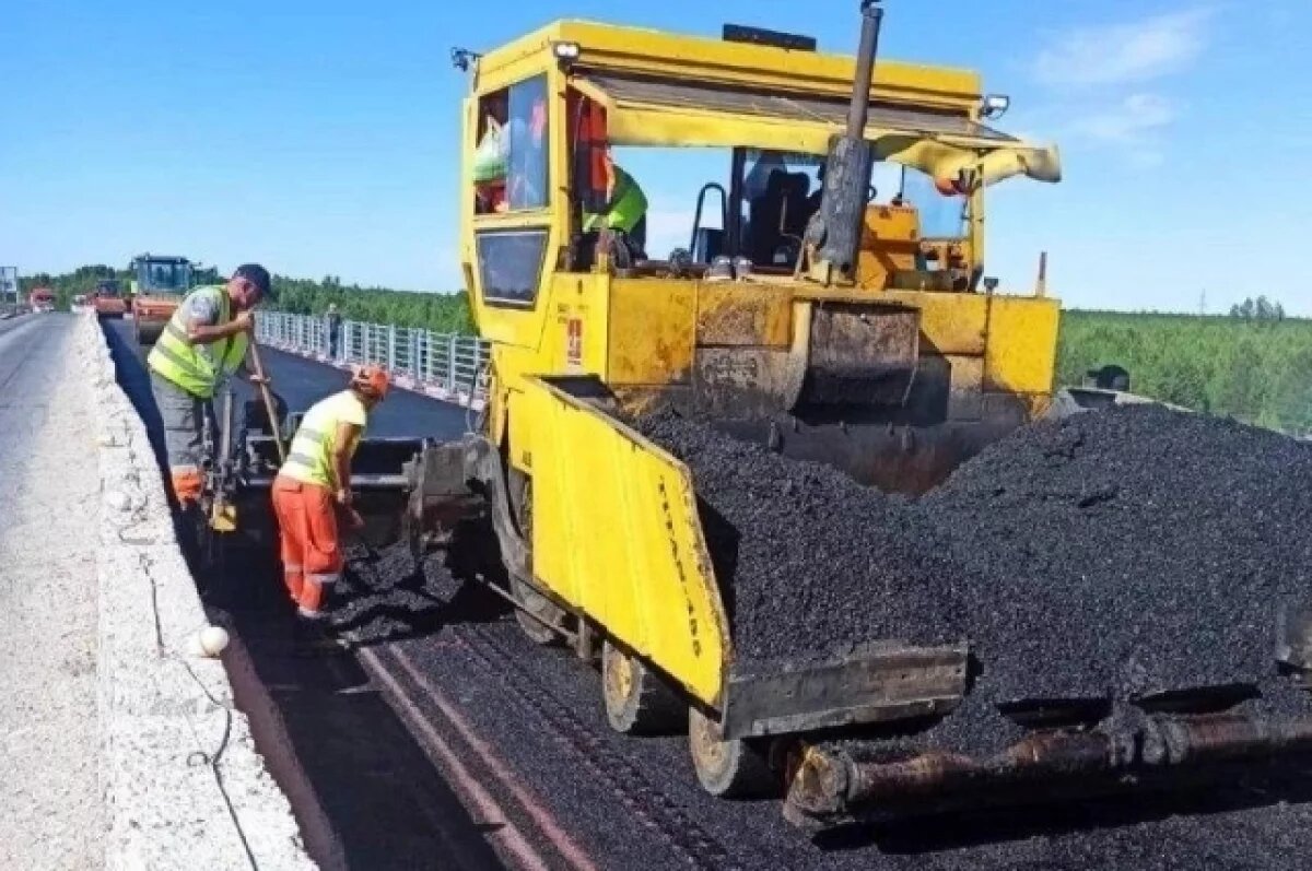    Сейчас подрядчик укладывает нижний слой асфальта на одной полосе моста.