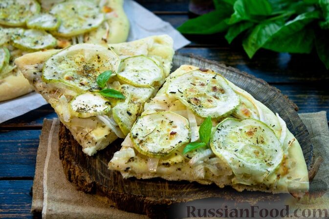 вода, масло оливковое, мука, сахар, дрожжи сухие, соль, кабачки, лук репчатый, брынза, масло оливковое, базилик, соль