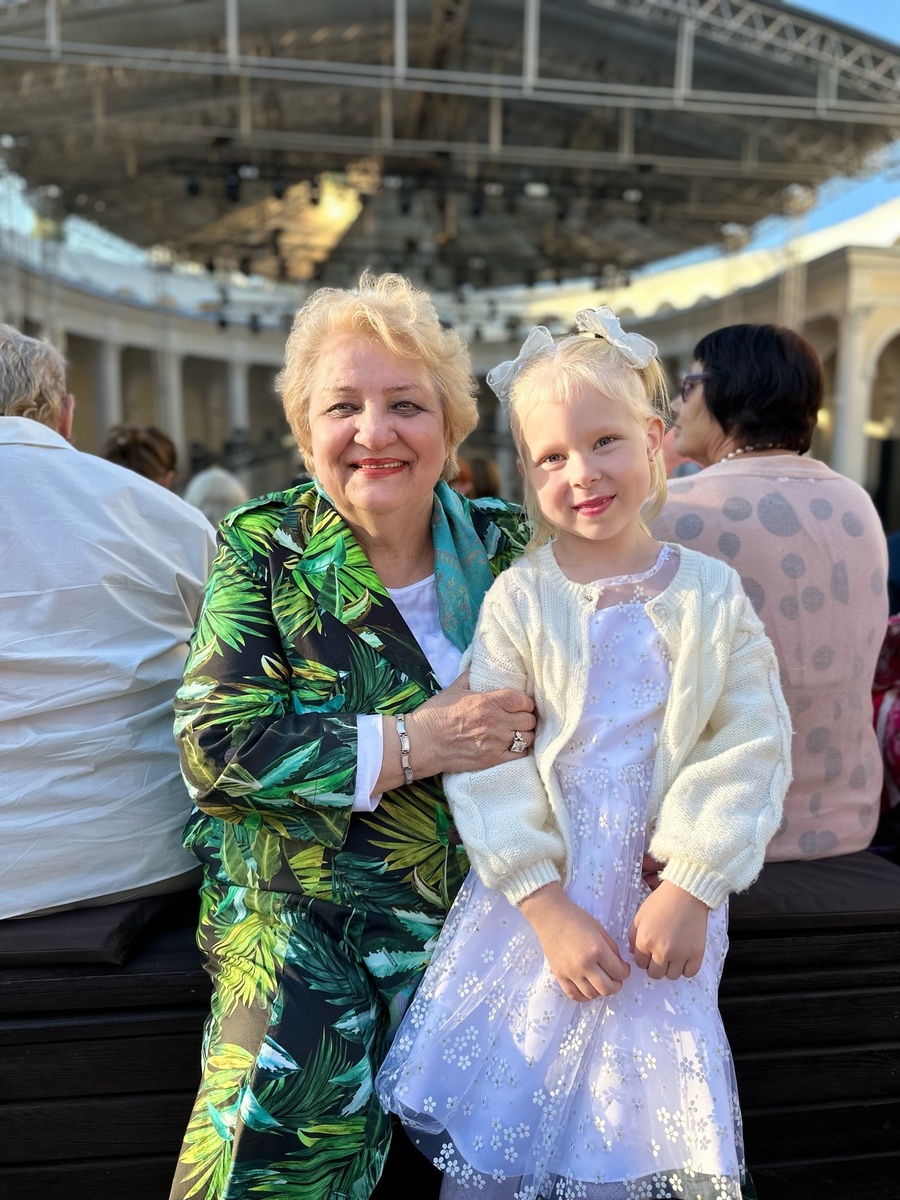 Валентина Пенкина вместе со своей внучатой племянницей в «Зелёном театре» на ВДНХ 6 июля