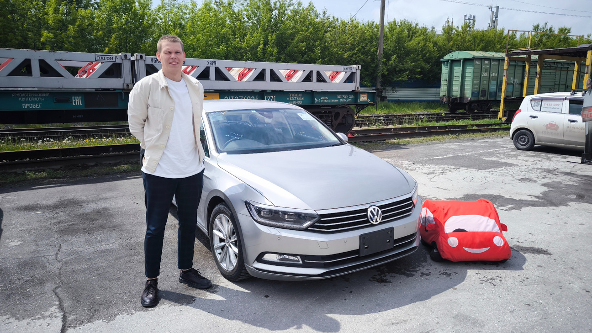 Volkswagen Passat 2015 года выпуска, пробег 52 000 км, двигатель 1,4 л, комплектация TSI COMFORT LINE, аукционная оценка 4,5 балла, цена во Владивостоке от 1 390 000 рублей.