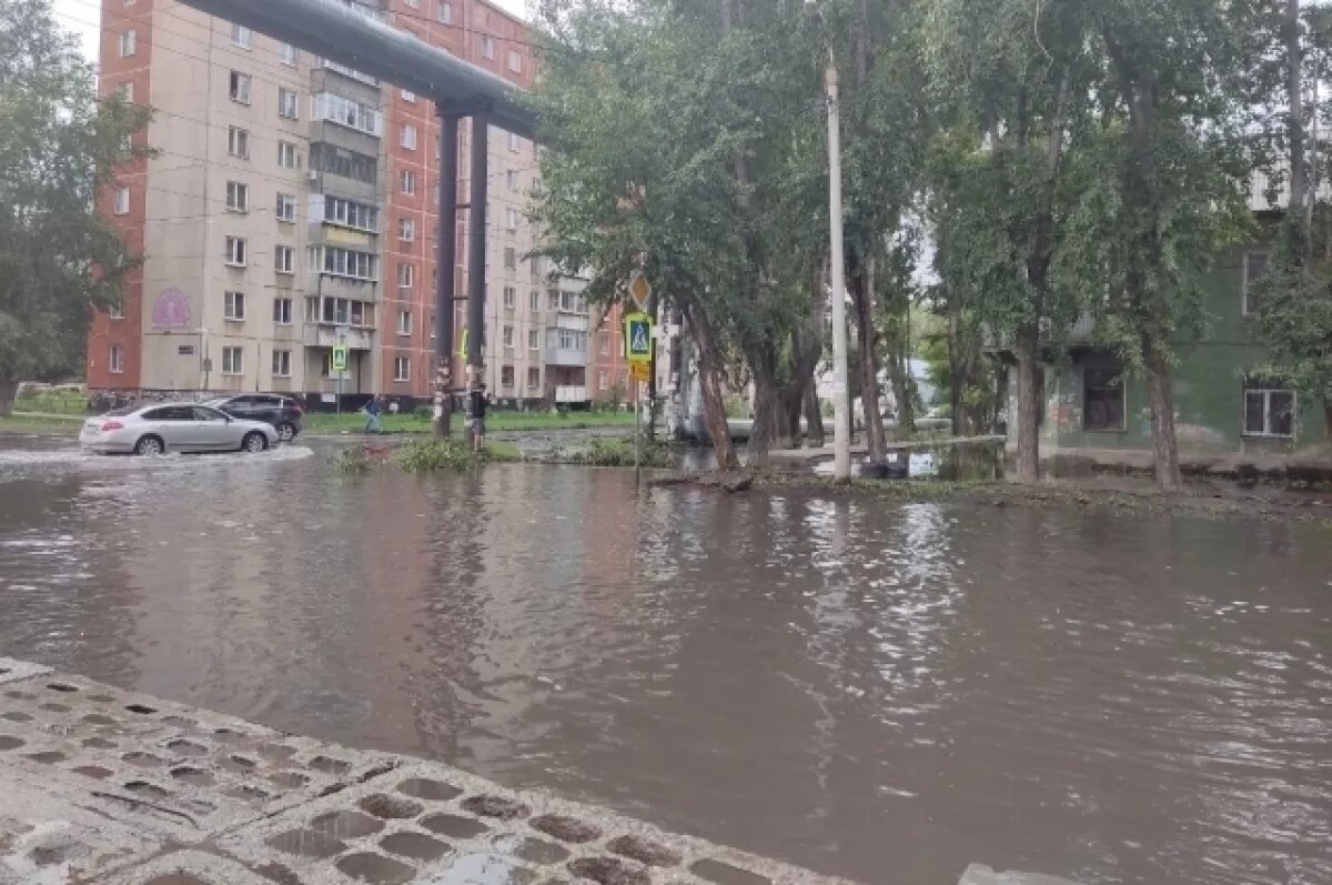    В Ленинском районе Челябинска ликвидируют последствия потопа после ливней