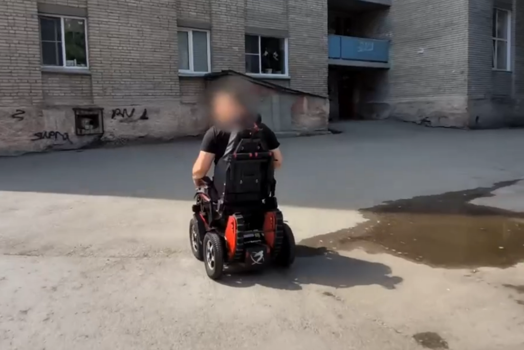 В Новосибирске безногий боец СВО  получил коляску-ступенькоход. Ноги он лишился после ранения в зоне проведения Спецоперации. Несколько месяцев назад Дмитрий попал под атаку дрона на передовой.