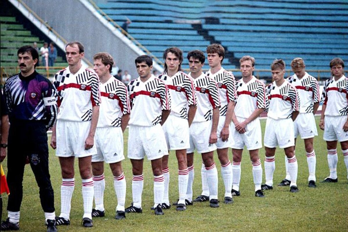 Официально история сборной России началась 16 августа 1992 года. Именно в тот день россияне под руководством Павла Садырина провели первый матч, который пошел в зачет ФИФА.-2