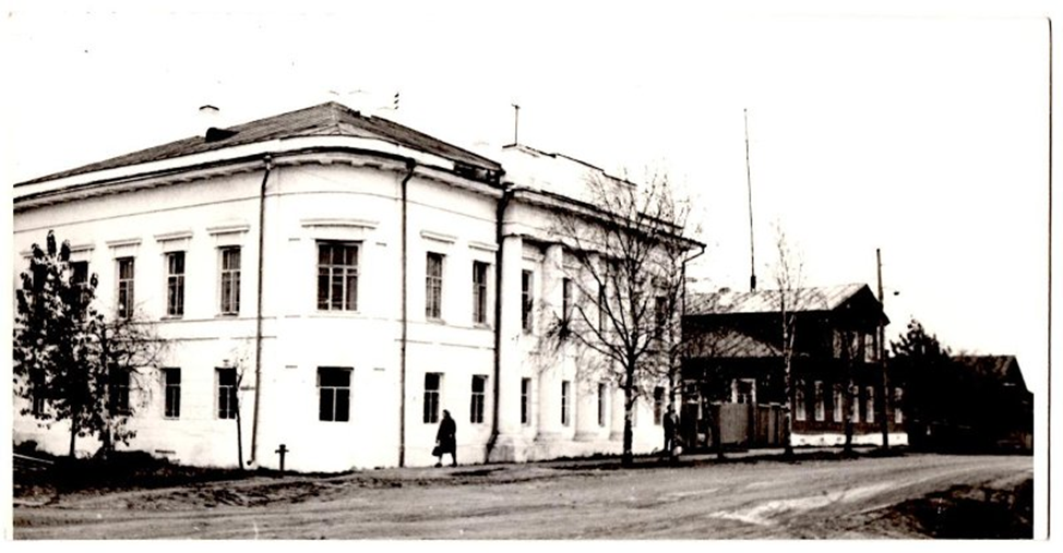 Рис. 1. Здание Казенного ведомства и женского приходского училища. Фотография, 1980-е гг. Автор К.С. Церковницкий. Из собраний ФГБУК «Кирилло-Белозерский историко-архитектурный и художественный музей-заповедник» (взято с сайта Госкаталог РФ)