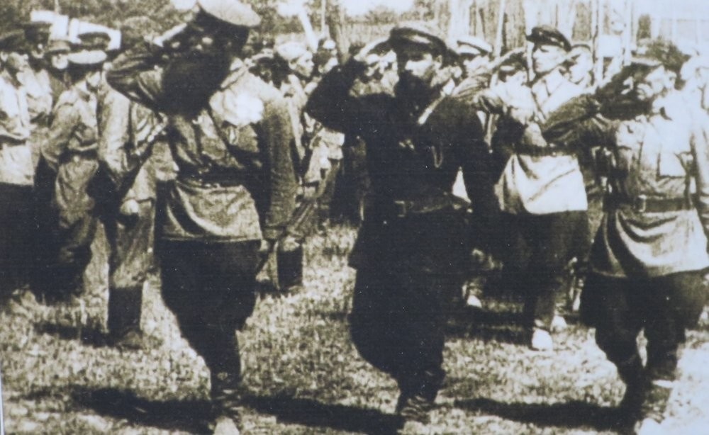    В июне 1944 года в преддверии операции «Багратион» белорусские партизаны приступили к массовому разрушению железных дорог, частично парализовали передвижение врага и оказали значительную помощь Красной армии при освобождении республики. На фото: командиры партизанских соединений на параде в Минске / БГАКФФД/archives.gov.by