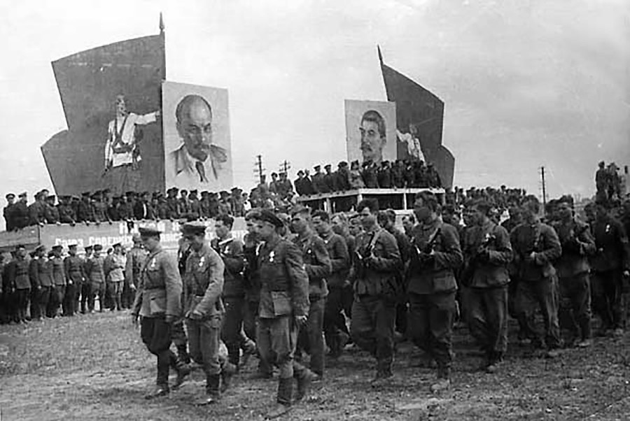    Накануне парада в белорусской столице собрались 30 партизанских бригад и два отдельно действующих отряда, в том числе 20 бригад Минской области, девять бригад Барановичской и одна — Вилейской области. Многие участники торжеств получили медали «Партизану Отечественной войны» / БГАКФФД/archives.gov.by