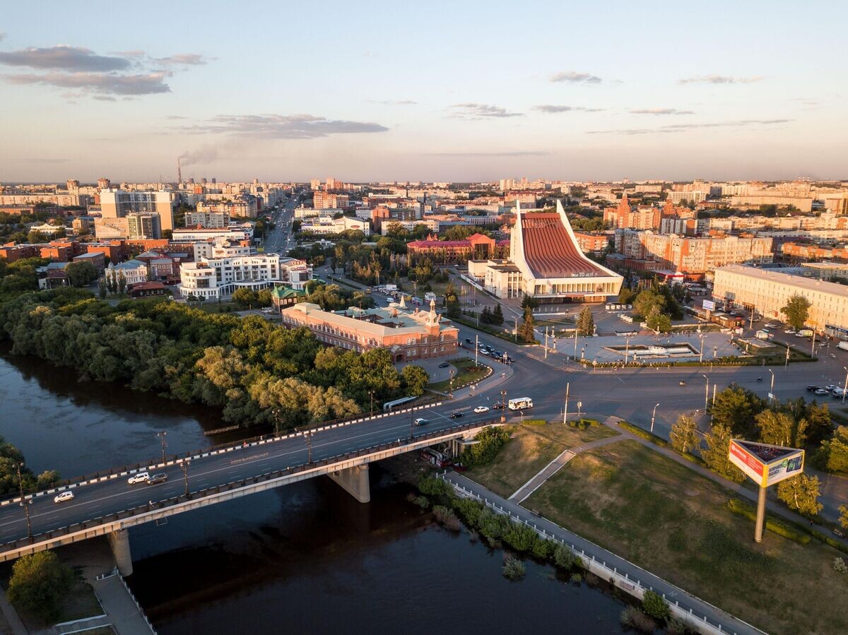    Река Омь, Комсомольский мост, Омский Государственный Музыкальный Театр© РИА Новости / Алексей Мальгавко
