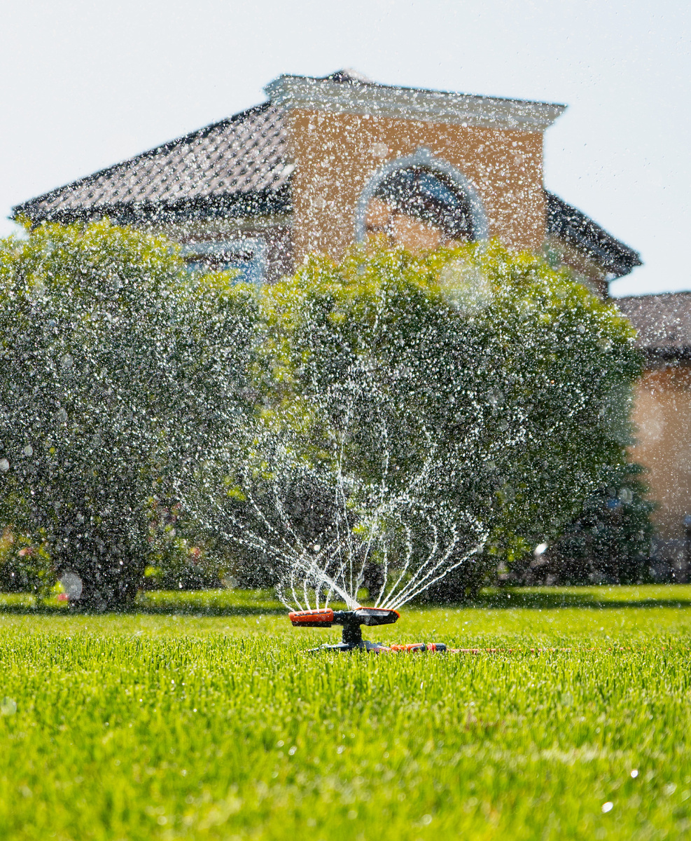 Современные модели дождевателей поливают сад практически без вашего участия