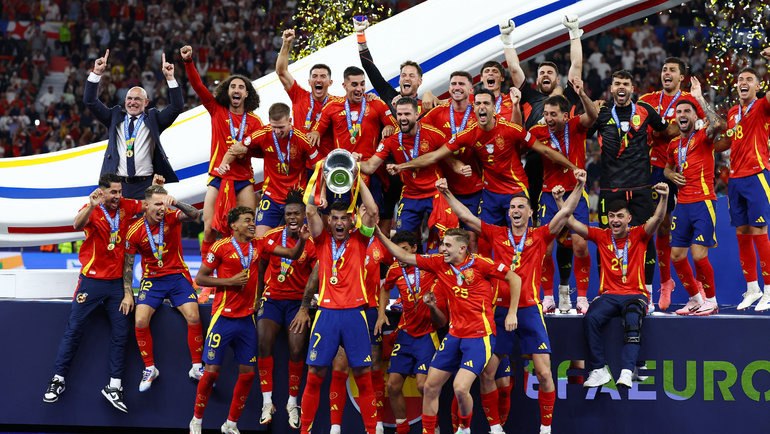    Сборная Испании с трофеем за победу на Евро-2024. Reuters
