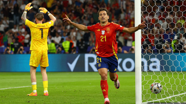    Микель Ойярсабаль празднует гол в ворота Англии. Reuters