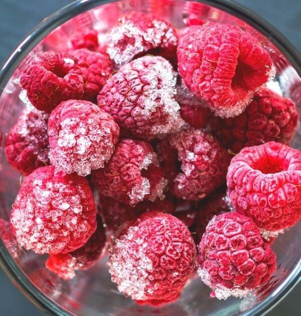 Как и многие сейчас, я замораживаю ягоды на зиму. Варенье в моей семье не особо любят, а вот замороженные ягоды идут зимой на ура — и в чаи, и в выпечку и просто поесть.-2