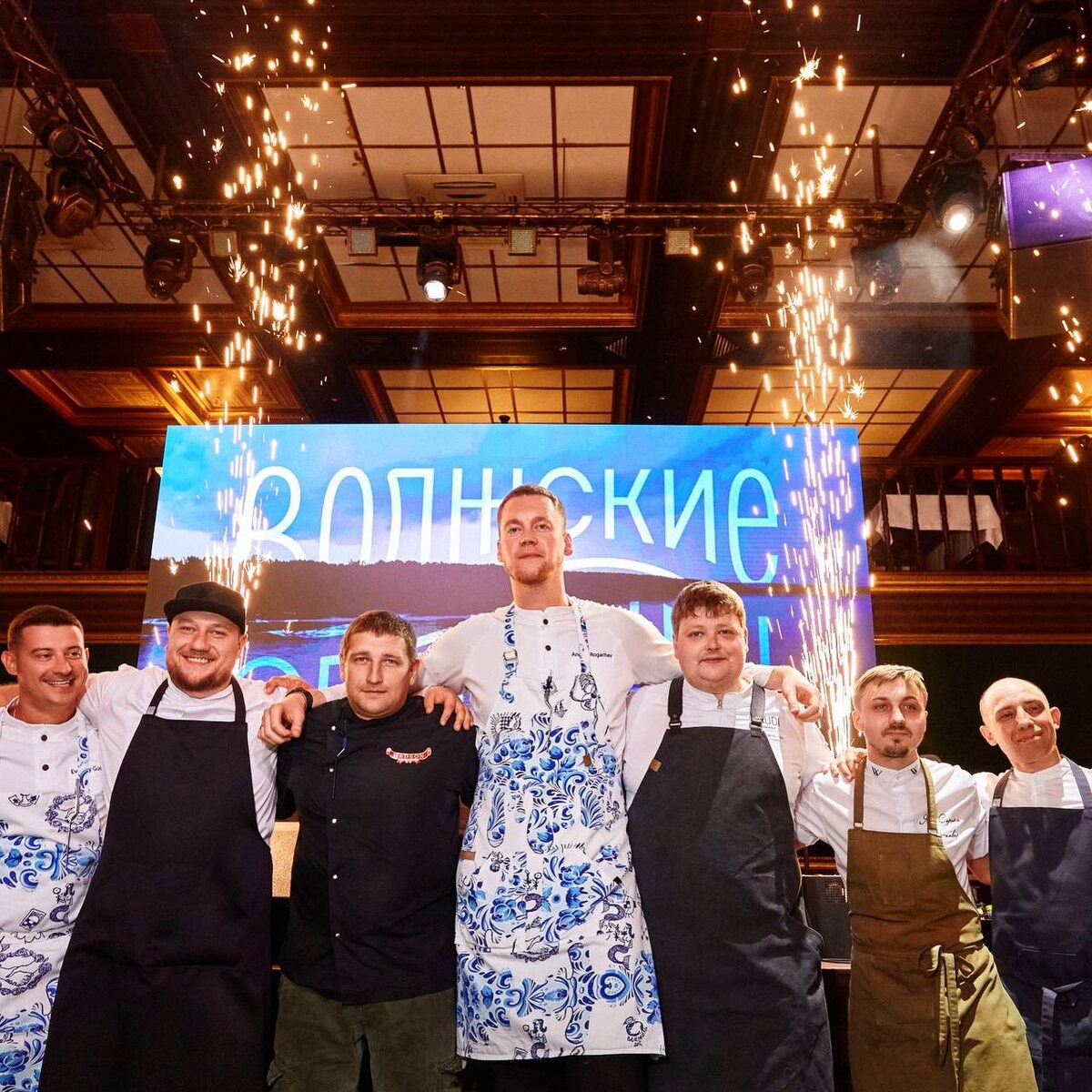 13 июня в ресторане «Мr. Hadson» (https://vk.com/mrhadson63) под руководством его учредителя Ирины Волковицкой состоялось торжественное открытие IV межрегионального гастрономического фестиваля «Волжские сезоны»!  
Фестиваль с каждым годом всё больше набирает обороты. В 2024 году к Самаре и ближайшим соседям — Тольятти, Жигулёвску, Ульяновску, — присоединились Верхняя Волга: Ярославль, Казань, Нижний Новгород —  и даже столица Республики Хакасия Абакан. География гастрофестиваля расширяется, как в песне «Любэ», «от Волги до Енисея»: 8 городов и 47 концепций-участников.

Вёл мероприятие известный самарский музыкант и ведущий, харизматичный Игорь Гейдман. 

Сергей Забелин, яркий представитель «Города-курорта», (https://t.me/gorod_kurort_samara) стал соведущим праздника, в ходе мероприятия были разыграны несколько сертификатов от туроператора.

Изысканный welcome-фуршет был организован «Юлэндикейтеринг» (https://vk.com/ulandy_catering) на летней веранде ресторана. «Юленди кейтеринг» — это праздник, который, как Париж, всегда с вами: идеальный ресторан, возникающий в нужное время в нужном месте.

Приветственное слово произнесла врио главы министерства Аксана Чтецова. Ресторанная компания Поляна (https://t.me/resto_polyana) в лице директора по стратегическому маркетингу и развитию Евгении Кручининой также тепло поприветствовала собравшихся. 

Всего на открытии встретились 80 гостей (560 тарелок с курсами). Несмотря на жаркий во всех смыслах вечер, организация и сервис были на высоте: всем хватило места, посуды и комфорта.

В ходе мероприятия проводился розыгрыш сертификата в «Тайное место»: (https://vk.com/taynoetut) отель, расположенный на территории заповедника «Самарская Лука».

Открытие завершилось диджей-сетом и фейерверком и стало поистине фееричным. Даже обычно сдержанные в своих оценках блогеры признают, что такого фестиваля ещё не было.

ТАКЖЕ СРЕДИ ПАРТНЁРОВ «ВОЛЖСКИХ СЕЗОНОВ»:
 
- SWISS PLEASE
- Vinoteca Friendly Wines 
- «Яндекс Еда» 