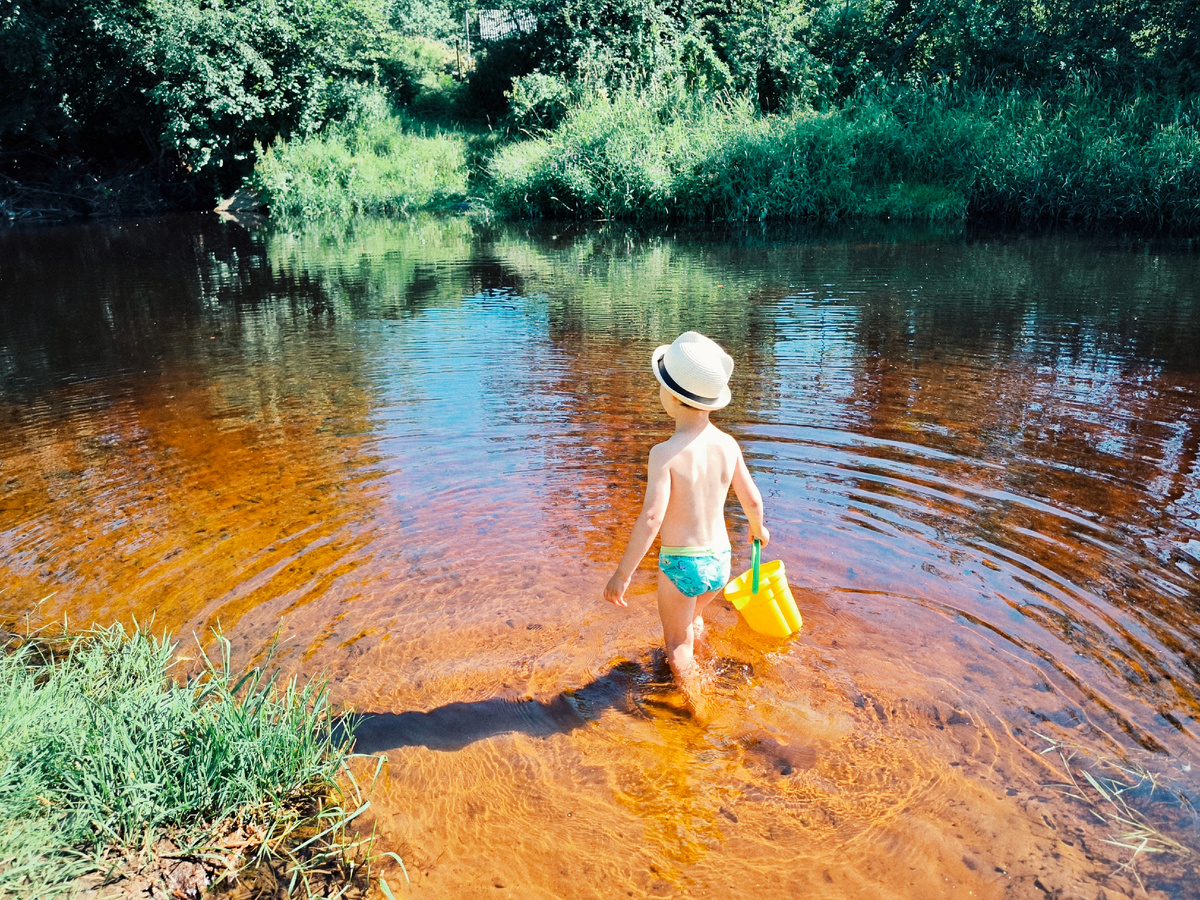 Детская купальня. Леону в самом глубоком месте где-то по грудь.