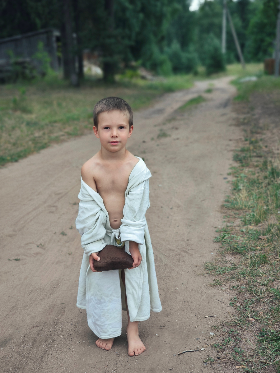 Почти дорос до моего детского халата, которому уже 30 лет 🙈