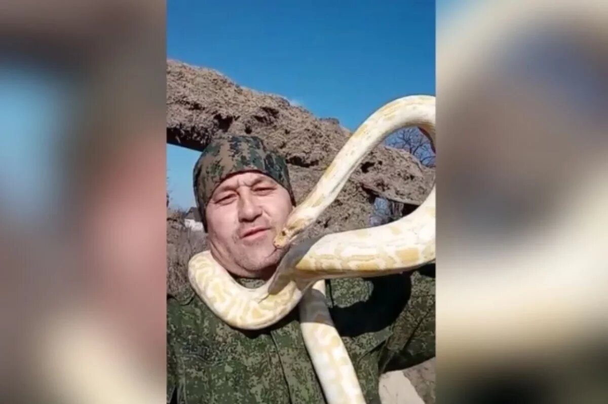    Игорь и его боевая подруга.