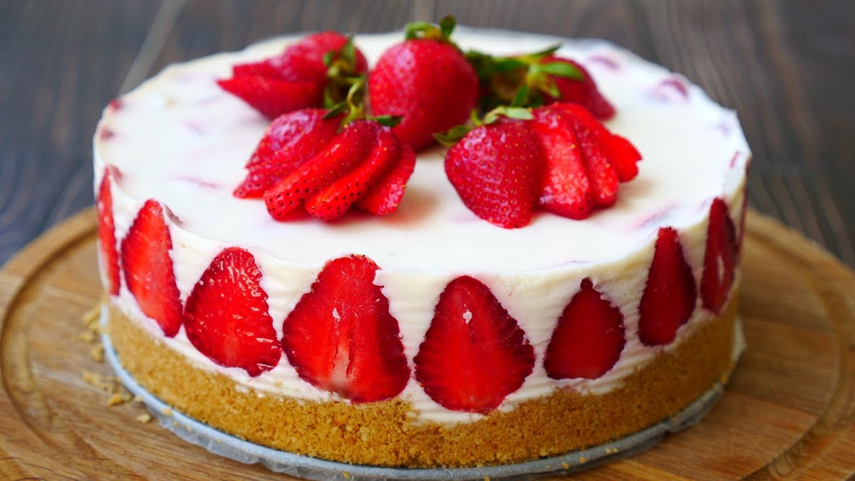Клубничный торт без выпечки — это идеальный летний десерт, который не требует использования духовки. Он сочетает в себе нежный сливочный вкус, свежесть клубники и хрустящую основу из печенья.-2