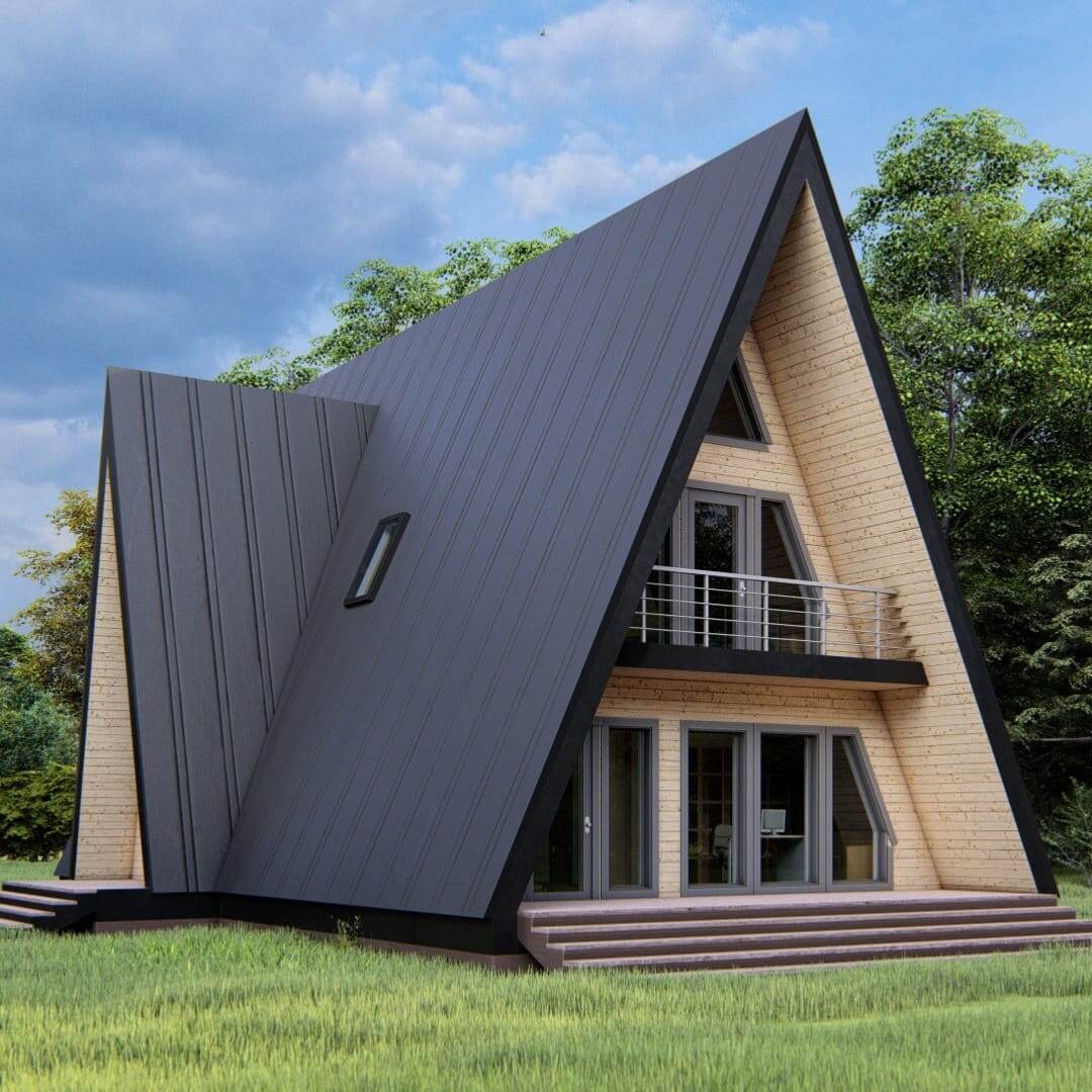 Оригинальным решением дома является второй свет. Благодаря этому в доме много света и создаётся ощущение простора. 

На первом этаже расположены: кухня-гостиная с камином, бакинет, санузел, котельная  и большая кладовая.
На втором этаже: детская и спальня с выходом на балкон.