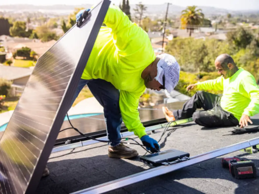   В центре систем преобразования солнечной энергии находится элемент первостепенной важности: инвертор солнечной панели.-3