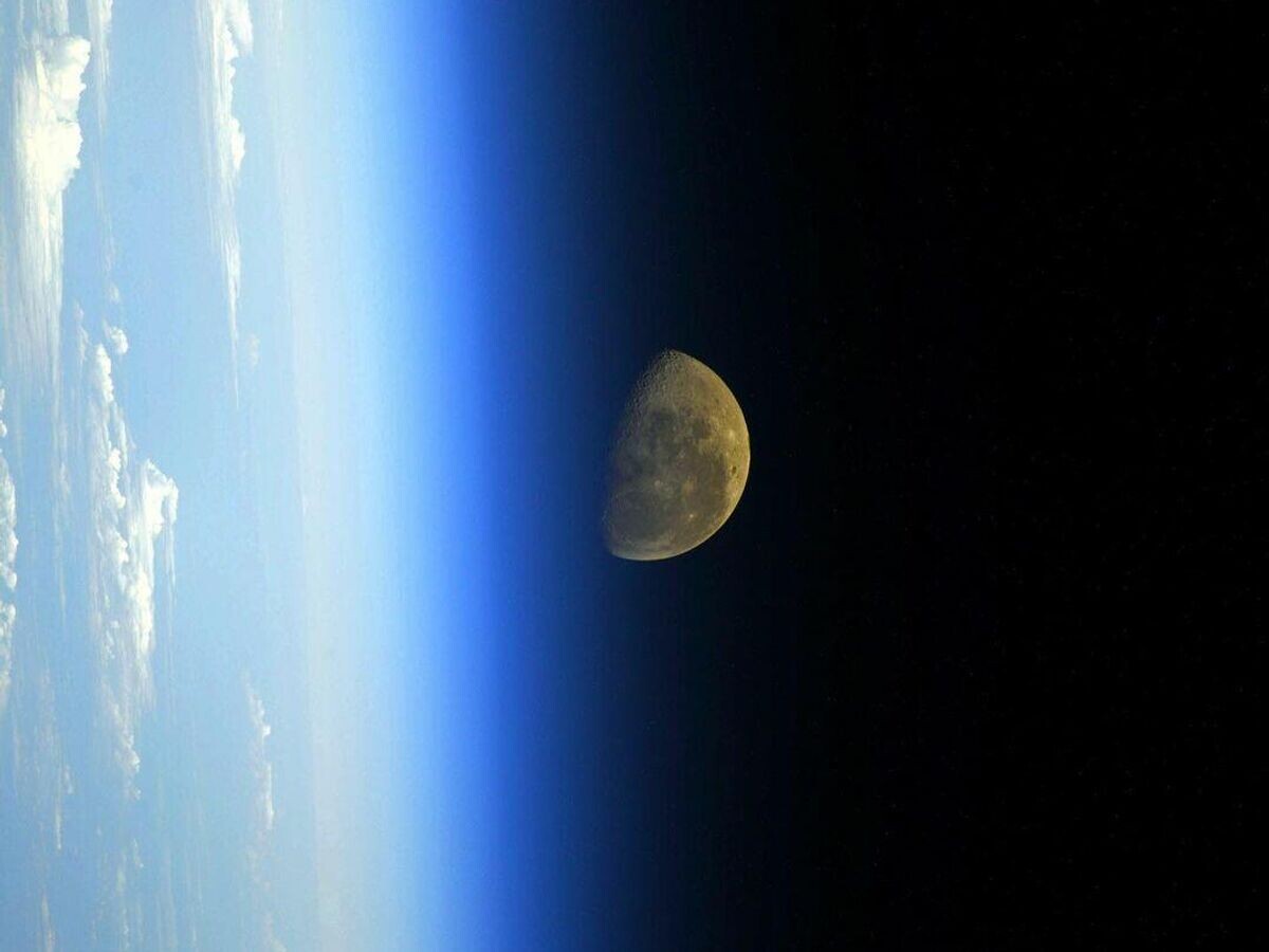    Снимок Луны с борта МКС © Фото : Роскосмос/Сергей Кудь-Сверчков