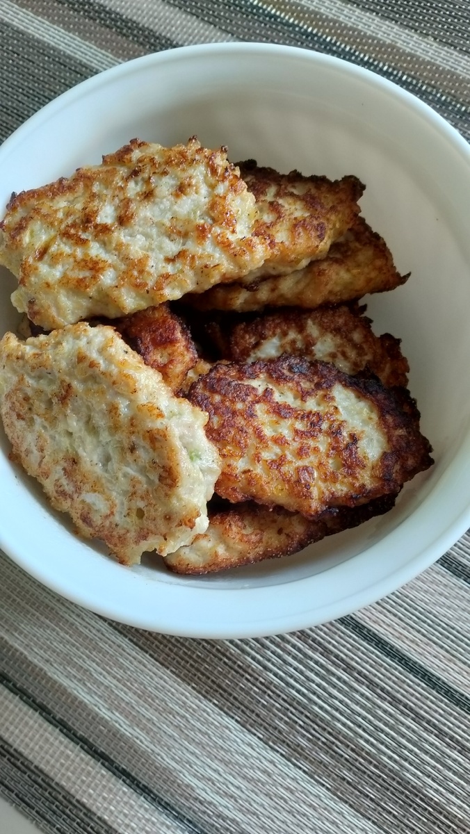 Сочно, не классические котлеты, конечно, но для разнообразия вполне