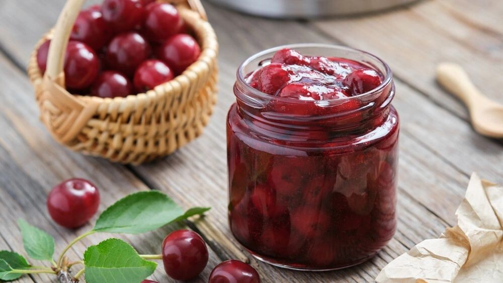 Елена Ярцева, кулинарный блогер и технолог общественного питания, поделилась четырьмя полезными способами консервирования ягод и фруктов.