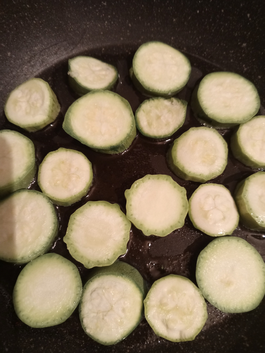 Кабачочки обжаривае