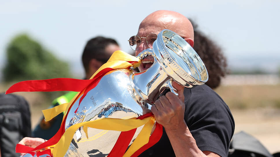    Главный тренер сборной Испании Луис де ла Фуэнте вынес Кубок Анри Делоне из самолета Violeta Santos Moura/Reuters