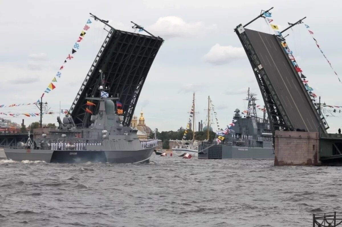    Военные корабли вошли в акваторию Невы