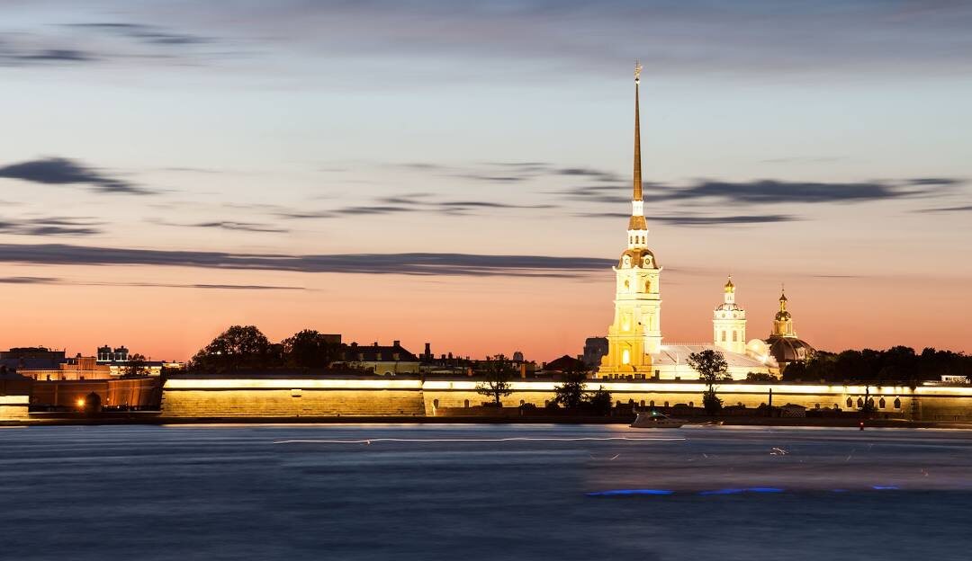 Петропавловская крепость — памятник русского зодчества, над которым трудились разные архитекторы. В современной крепости расположены многочисленные памятники архитектуры и музеи: Петропавловский собор (усыпальница российского императорского дома Романовых), Великокняжеская усыпальница, Ботный дом, Комендантский дом, Инженерный дом, Монетный двор, Музей истории Санкт-Петербурга, Военно-исторический музей артиллерии, инженерных войск и войск связи, Музей космонавтики и ракетной техники. Крепость относится к исторической части Санкт-Петербурга и вместе с находящимся здесь комплексом памятников входит в список объектов всемирного наследия ЮНЕСКО; это один из центров притяжения туристов. Силуэт Петропавловской крепости стал символом города и занимает ключевое место в его панораме. С 1873 года с Нарышкина бастиона крепости ежедневно в 12 часов производится артиллерийский сигнальный выстрел (не осуществлялся с 1934 по 1953 годы). Является историческим символом города. Согласно уставу Санкт-Петербурга, историческими символами города являются ангел на шпиле Петропавловского собора, кораблик на шпиле Адмиралтейства и памятник «Медный всадник»