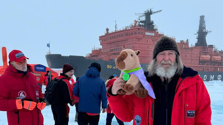 ERID| 2SDnjdecWfC Легендарный российский путешественник Федор Конюхов и Капибара «Лиги Ставок» достигли Северного полюса в ходе арктической экспедиции.