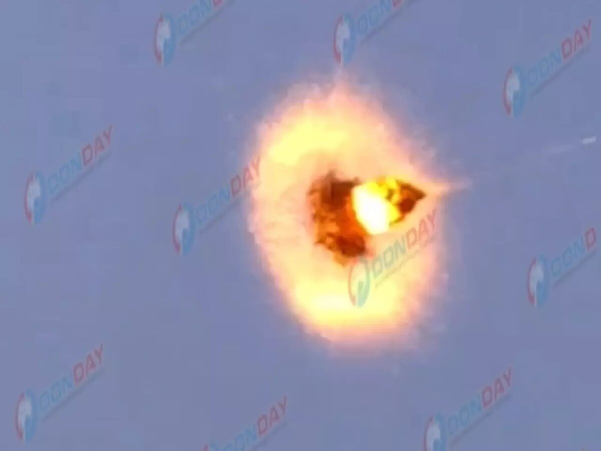 В Ростовской области ночью 16 июля отразили очередную массовую атаку беспилотников. Момент взрыва одного из дронов в небе над регионом попал на видео.  
 
Взрывы раздались около 04:00.
