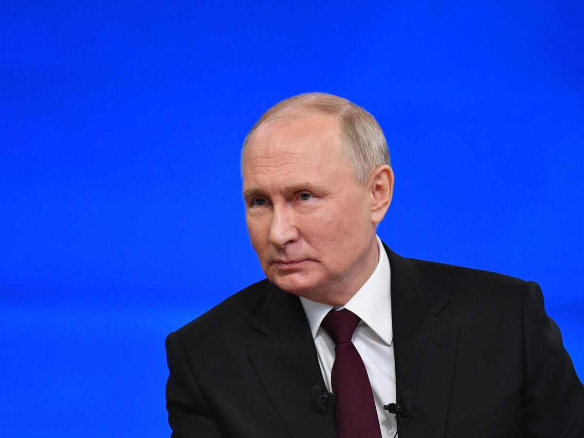    Президент РФ Владимир Путин проводит совместную "прямую линию" с гражданами и большую пресс-конференцию с журналистами в Гостином дворе© РИА Новости / POOL